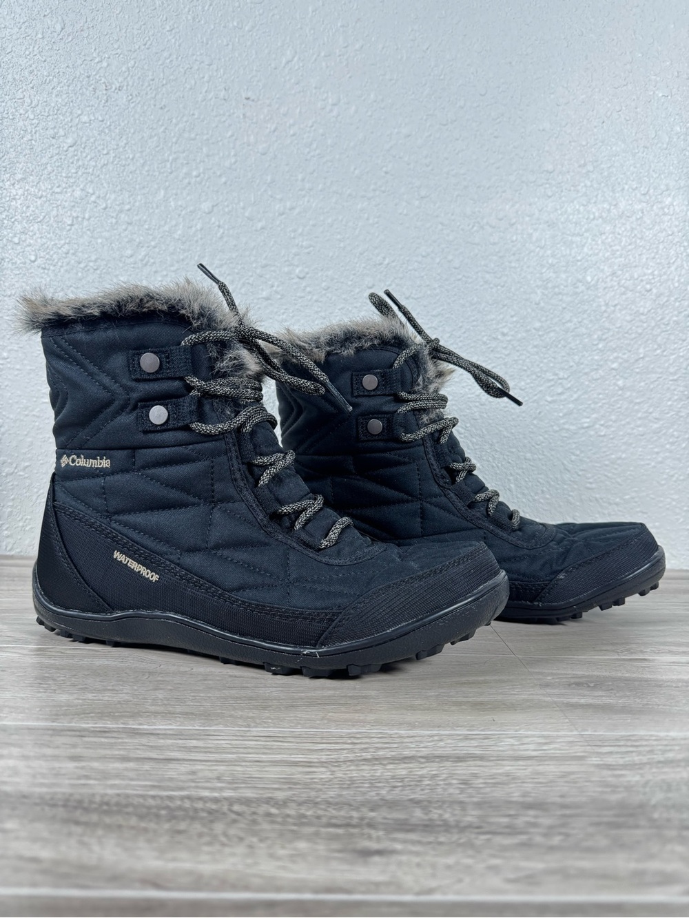 Women’s Columbia Minx shorty III size 8 outdoor winter Boots faux fur lined